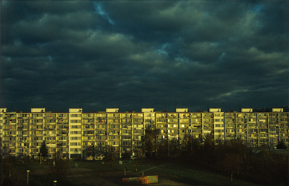 sídliště Prosek, Praha, Veltruská, západ slunce, bouřka, mraky