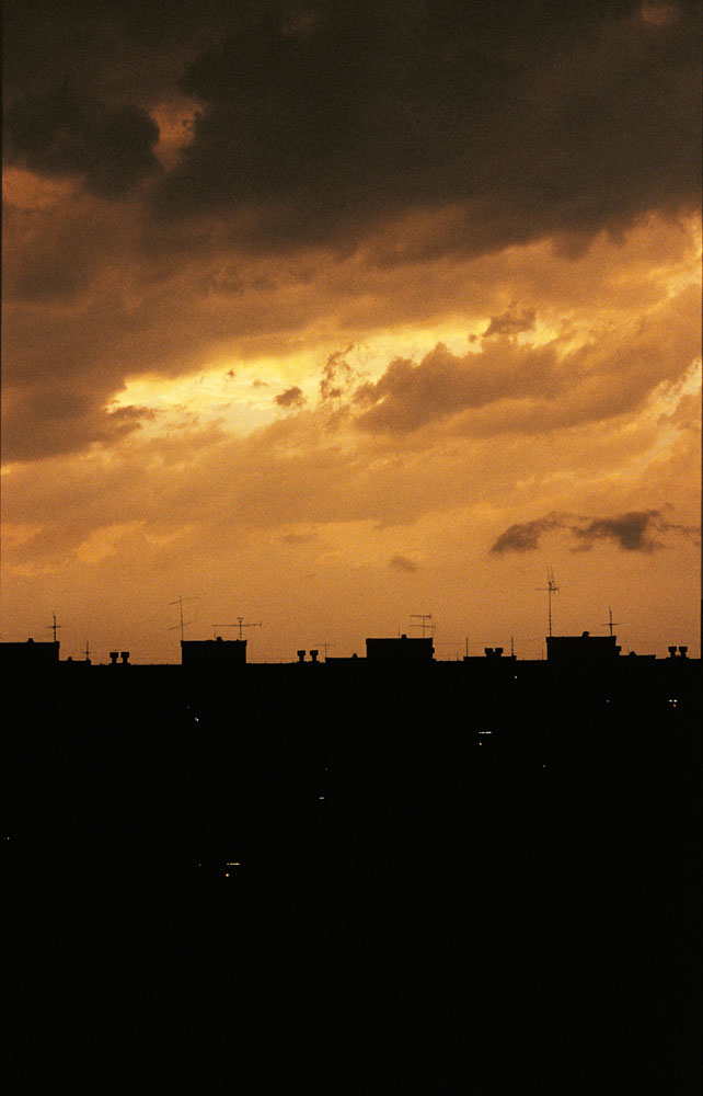 sídliště Prosek, Praha, Veltruská, západ slunce, zlaté mraky